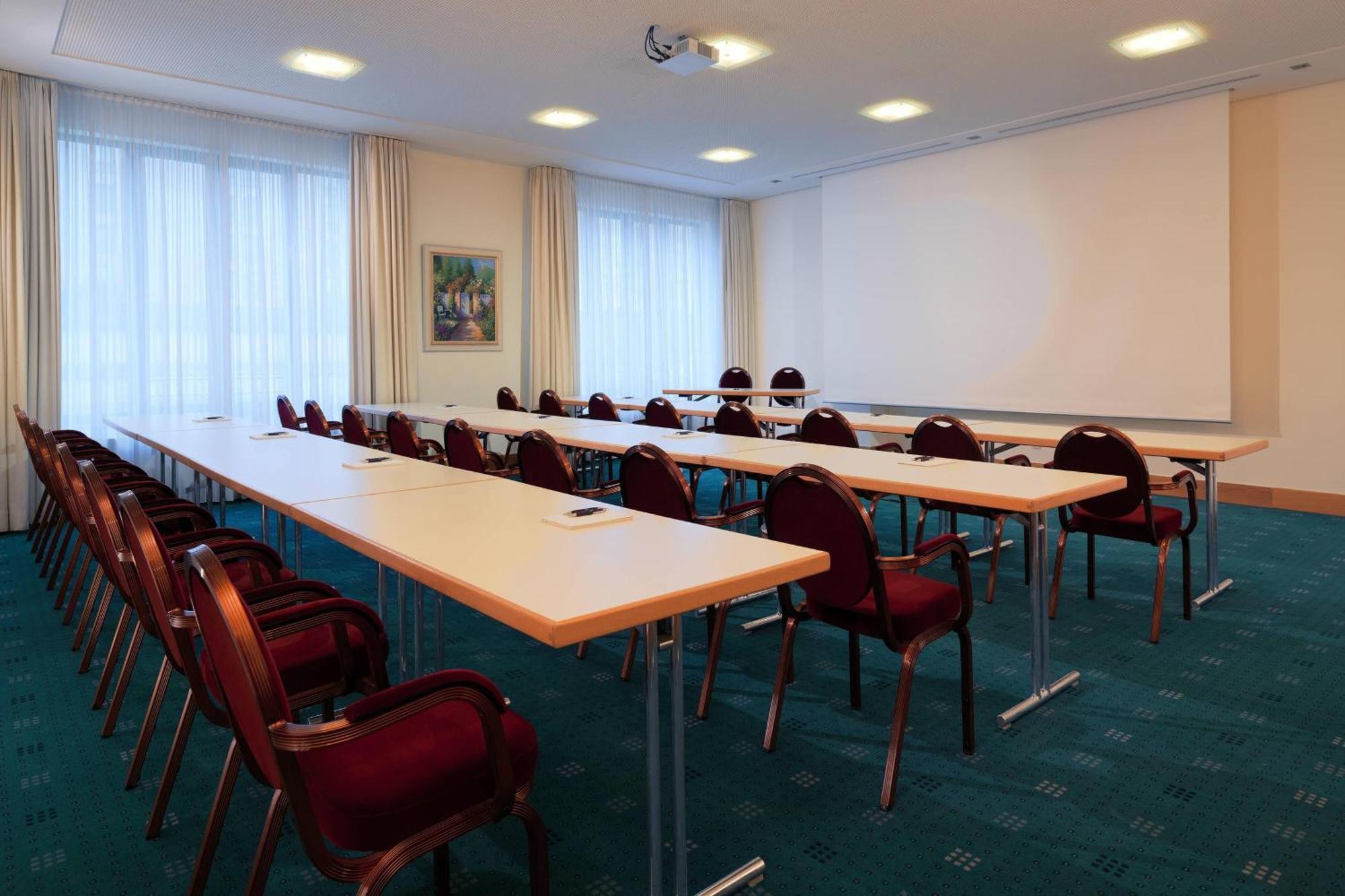 Sheraton Carlton Nuernberg Екстер'єр фото A typical classroom layout