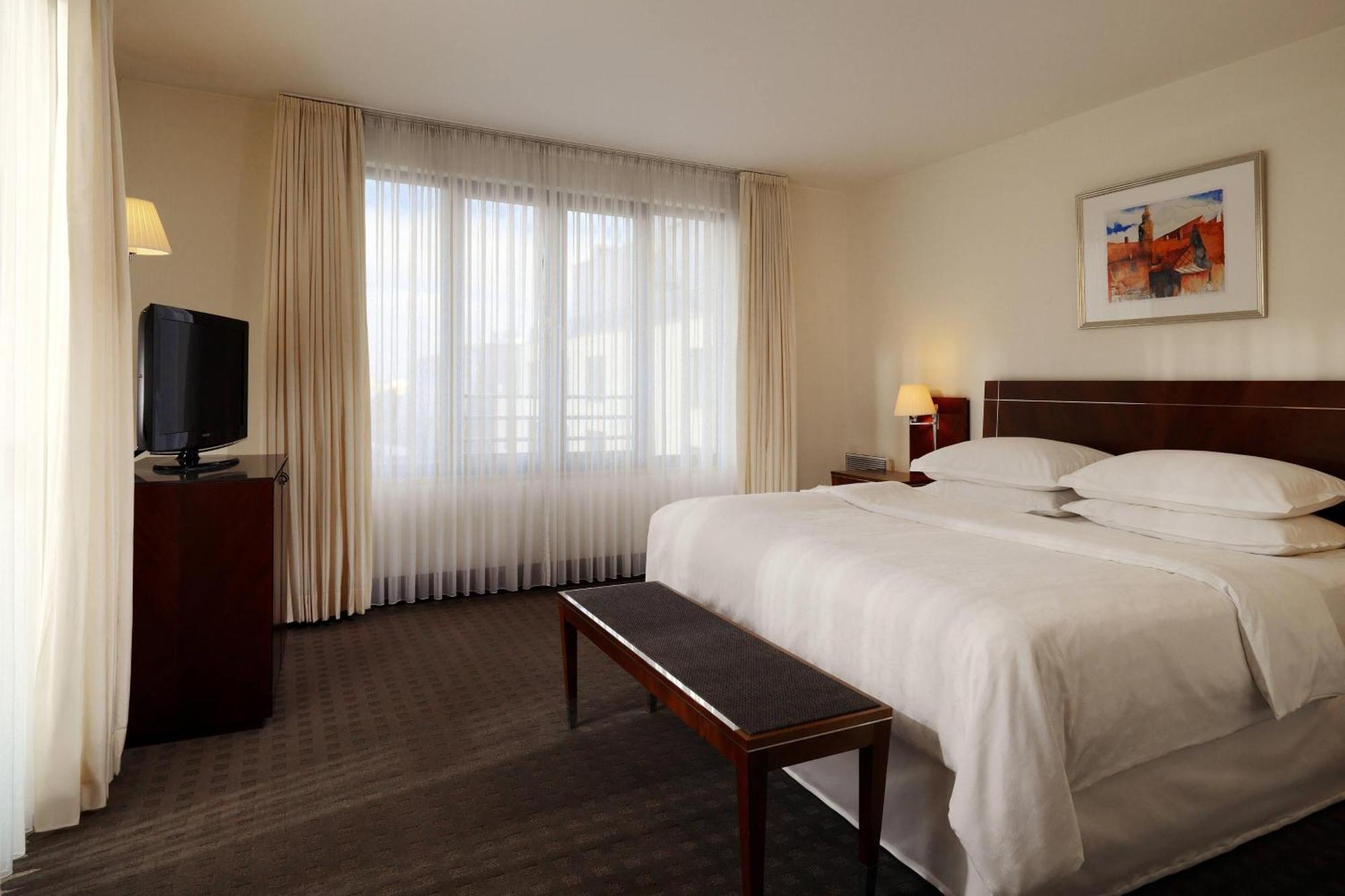 Sheraton Carlton Nuernberg Екстер'єр фото A bedroom at the hotel