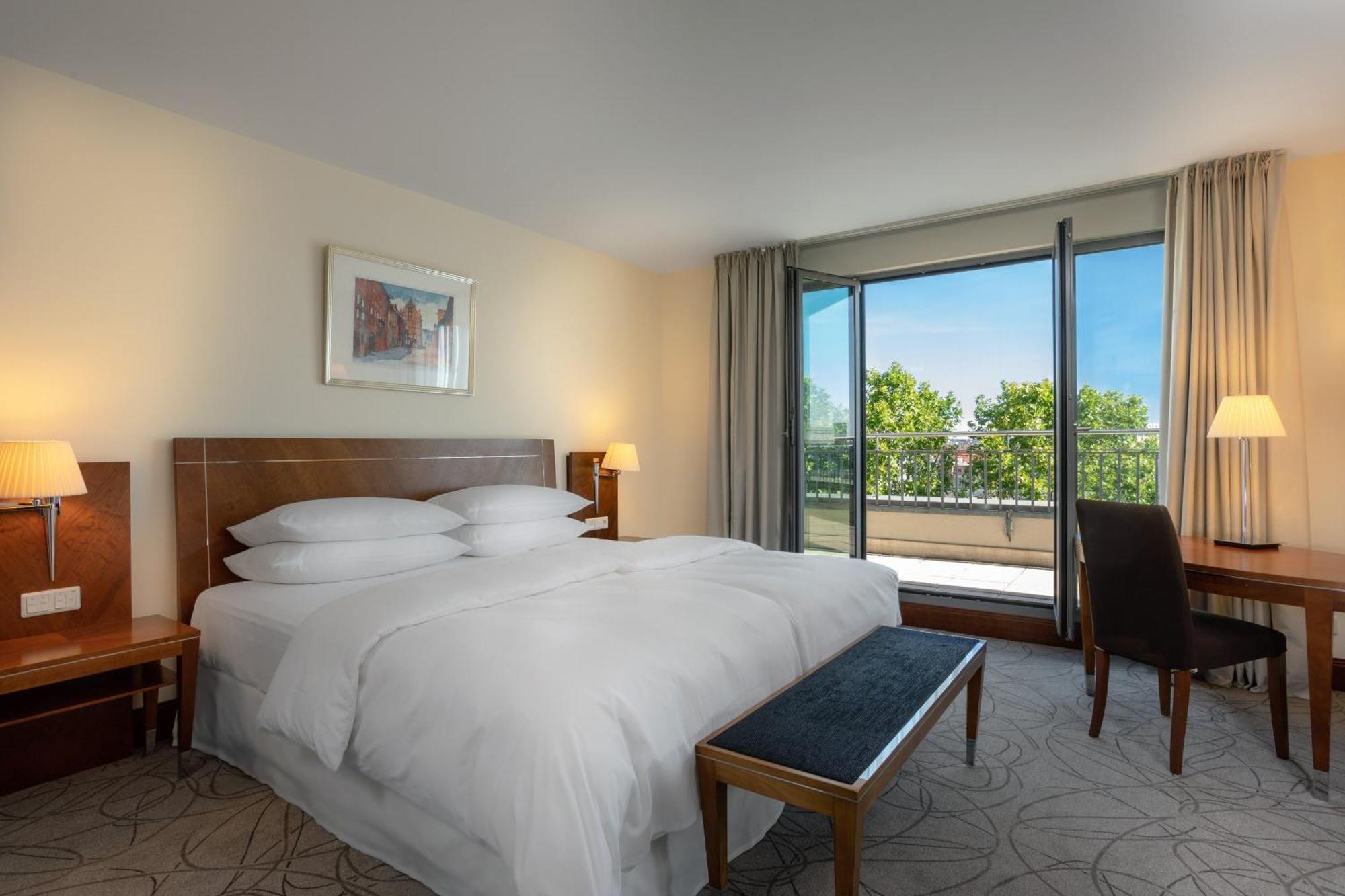 Sheraton Carlton Nuernberg Екстер'єр фото A guest room at the Sheraton Brussels