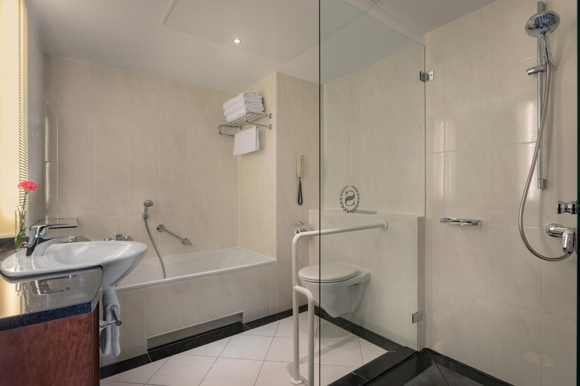 Sheraton Carlton Nuernberg Екстер'єр фото A shower enclosure