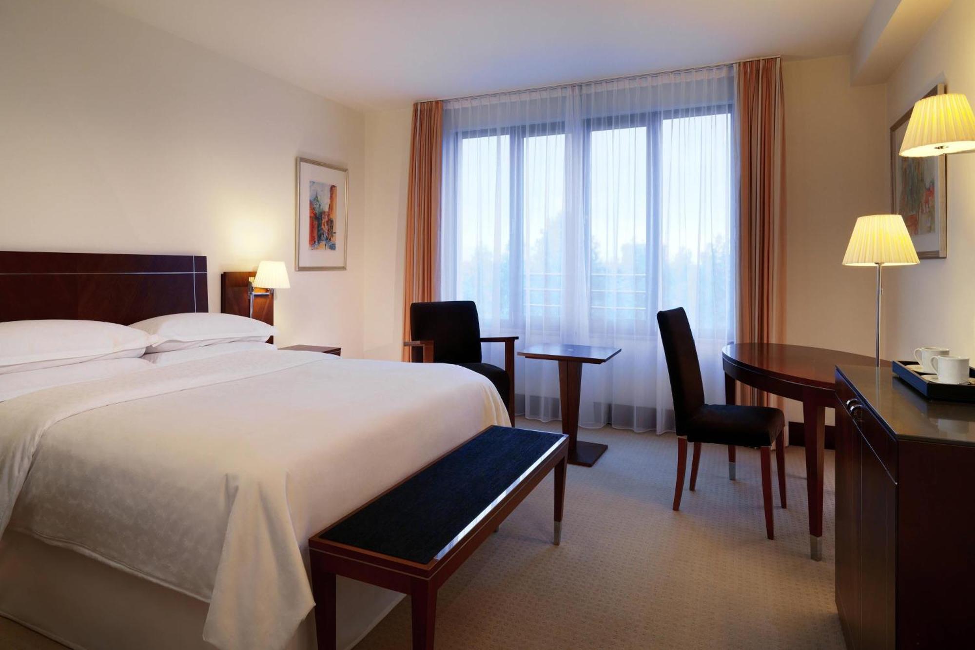 Sheraton Carlton Nuernberg Екстер'єр фото A room at the Hotel de France