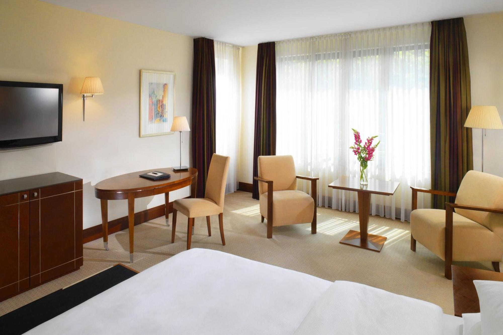 Sheraton Carlton Nuernberg Екстер'єр фото A typical room at the hotel