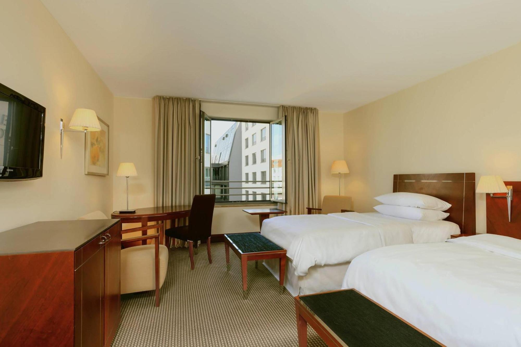 Sheraton Carlton Nuernberg Екстер'єр фото A room at the hotel