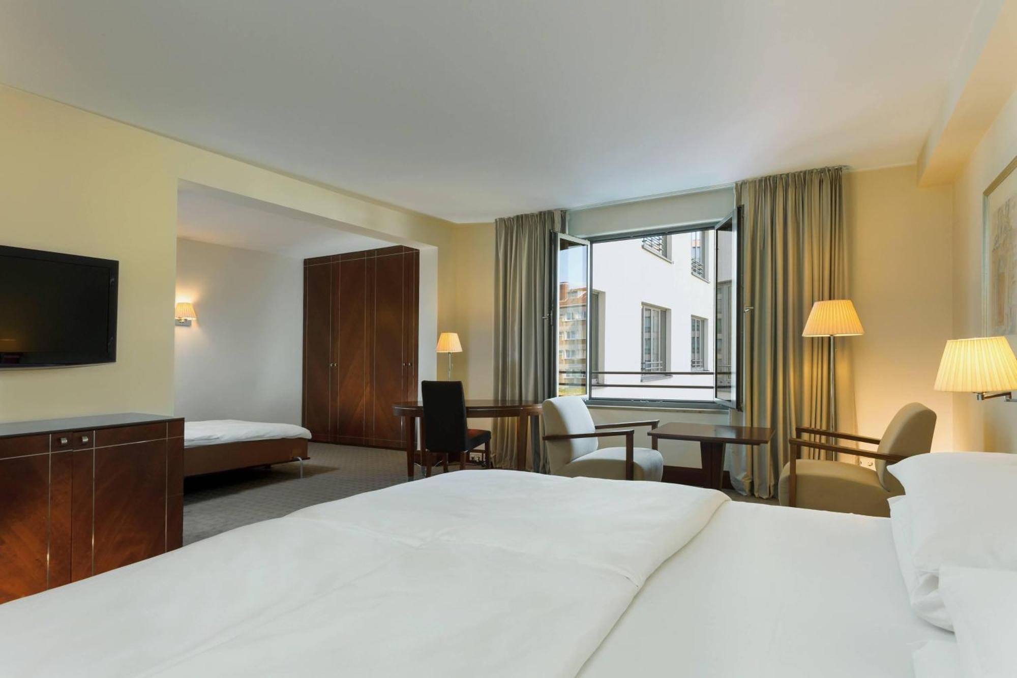 Sheraton Carlton Nuernberg Екстер'єр фото A room at the hotel
