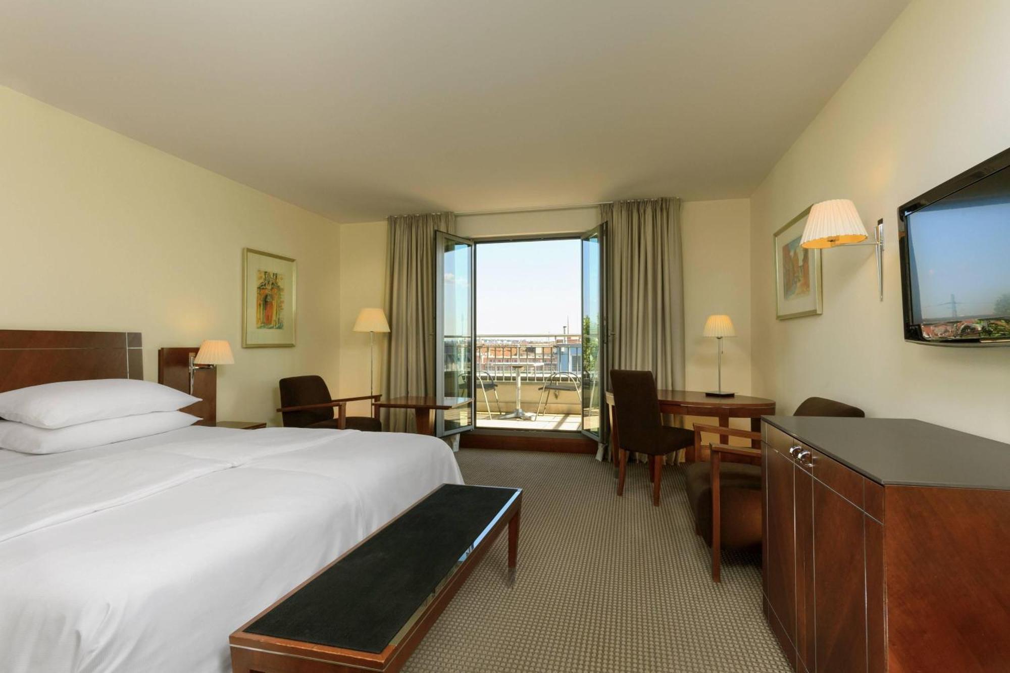 Sheraton Carlton Nuernberg Екстер'єр фото A room at the hotel